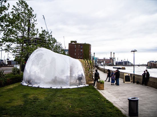 Experiencias hortícolas del balneario y del boticario de nueve olmos son un espacio público experimental creado para coincidir con el festival en curso de la franja de Chelsea y el festival de Lond...