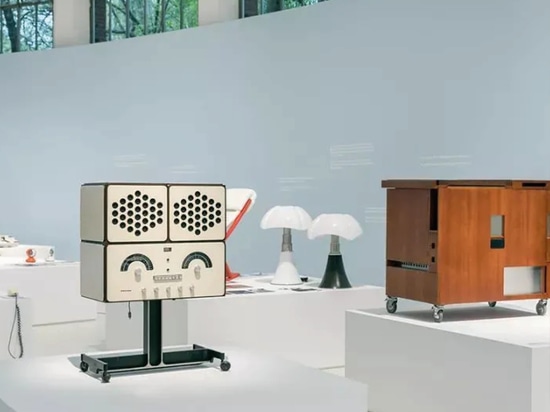 radiofonografo rr226 fo-st white expuesto en la Triennale Milano