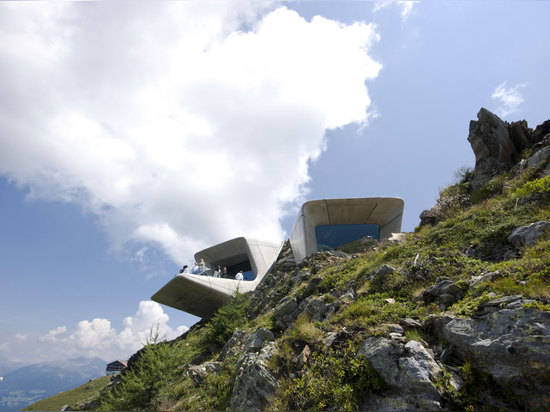 Arquitectos de Zaha Hadid, museo Corones, el Tyrol del sur, Italia de la montaña de Messner. © inexhibit.com de la foto