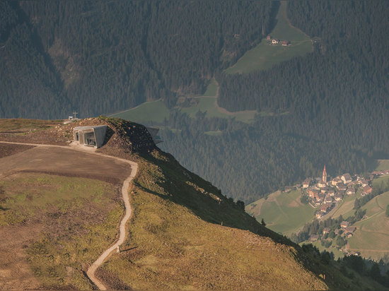 Arquitectos de Zaha Hadid, museo Corones, el Tyrol del sur, Italia de la montaña de Messner. © Wisthaler.com de la foto