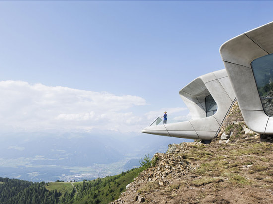 Arquitectos de Zaha Hadid, museo Corones, el Tyrol del sur, Italia de la montaña de Messner. © Werner Huthmacher de la foto