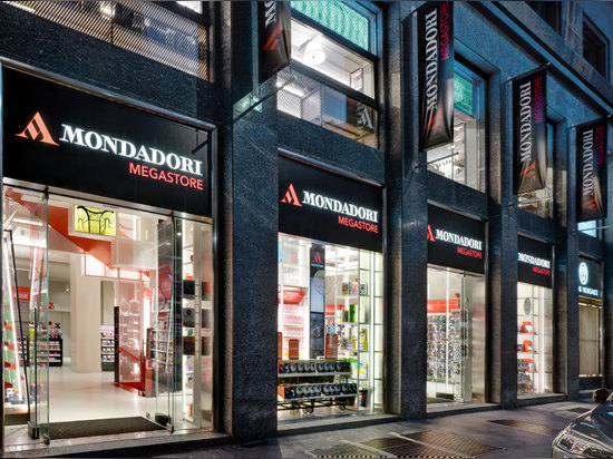 Arquitectos de Migliore + de Servetto, almacén del concepto de Mondadori, Milano, Italia