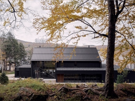 Alain Carle se inspira en el paisaje para diseñar una casa junto al lago en Quebec