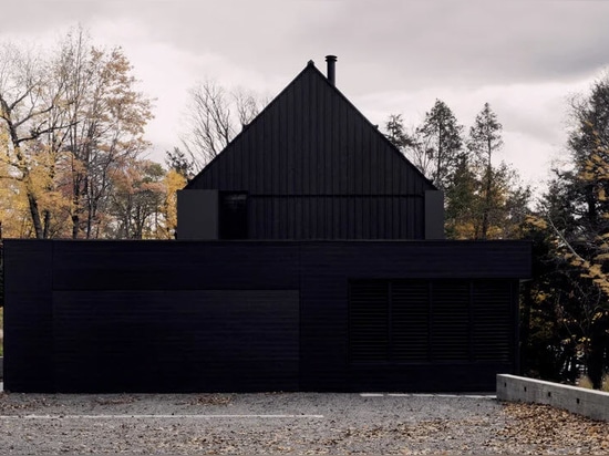 Alain Carle se inspira en el paisaje para diseñar una casa junto al lago en Quebec