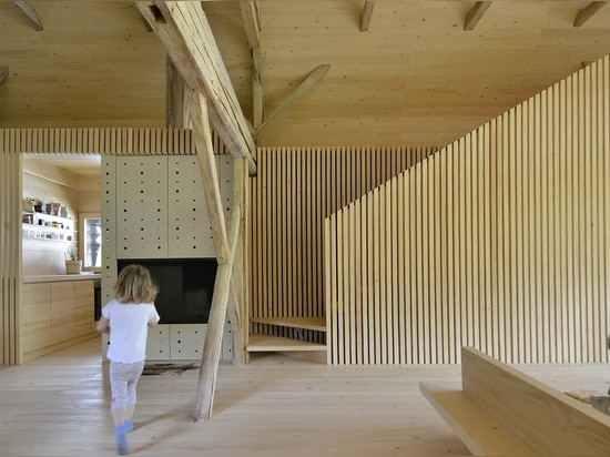 Arquitectos de OFIS, apartamento alpestre del granero, Bohinj, Eslovenia