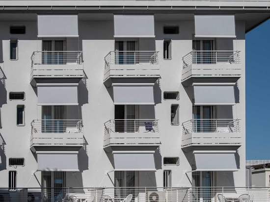 Toldos enrollables SCREENY de KE renuevan y protegen la fachada del Hotel Granada, en Jesolo, Venecia