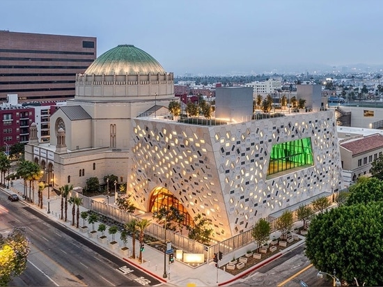 OMA completa su templo judío en Los Ángeles, presentando un monolito icónico y radiante