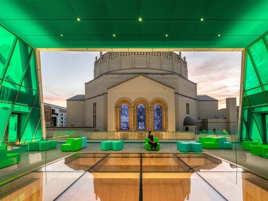 OMA completa su templo judío en Los Ángeles, presentando un monolito icónico y radiante