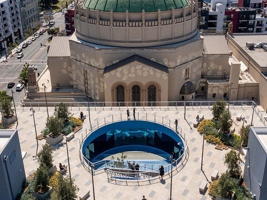 OMA completa su templo judío en Los Ángeles, presentando un monolito icónico y radiante