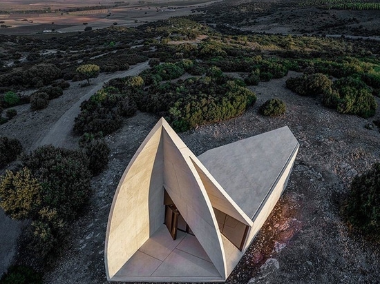 Sancho-Madridejos construye una capilla en forma de origami en un paisaje montañoso del centro de España