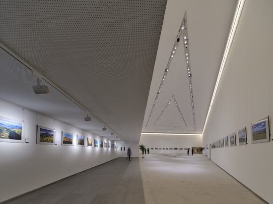 Foster + Partners completa el museo de arte de Datong con cuatro pirámides entrelazadas