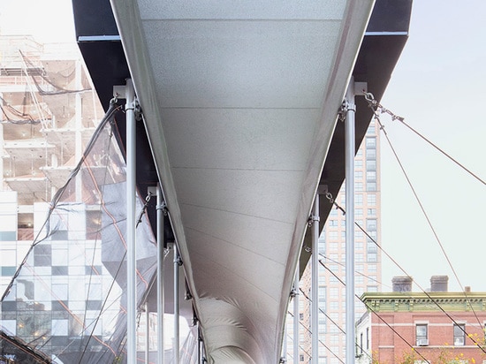 la instalación forma un túnel peatonal que mide aproximadamente 112 pies en longitud