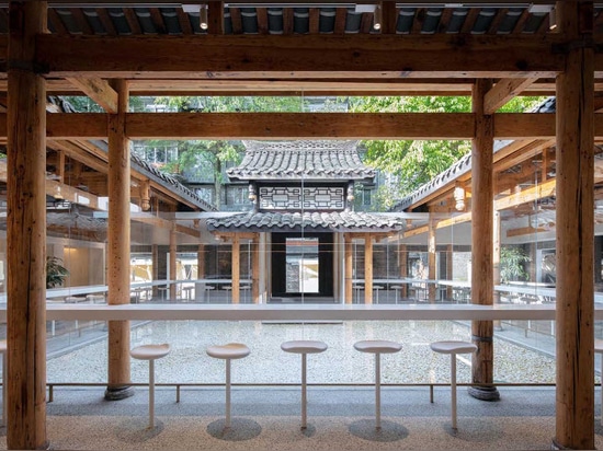 Se ha diseñado una cafetería dentro de esta antigua casa en Sichuan, China