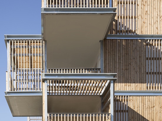 los balcones revestidos de la madera resaltan del edificio