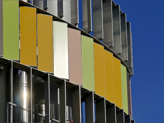 Un sorprendente brise-soleil para la nueva planta de cogeneración de Bolonia