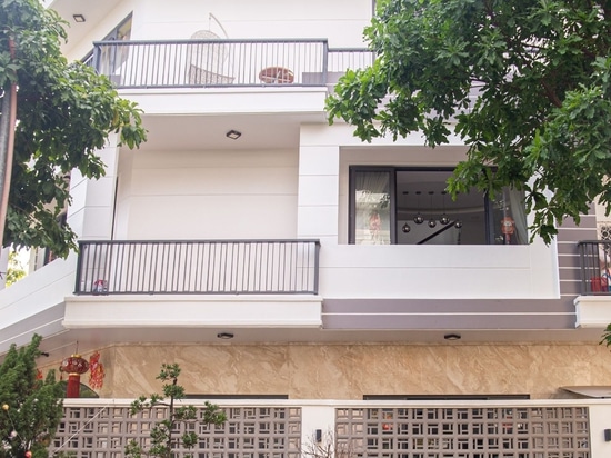 Un bonito rincón de jardín con bloques de ventilación le ayudará a crear un espacio verde para su casa