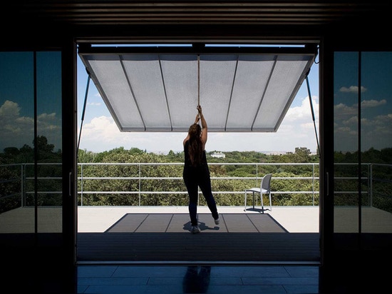 una terraza proporciona visiónes expansivas a través del paisaje rural