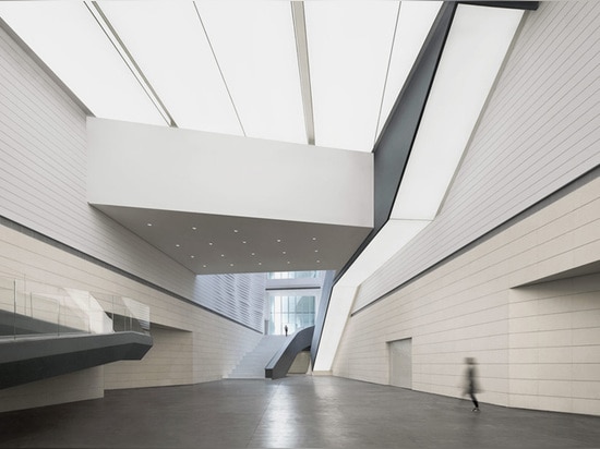 el museo integra instalaciones educativas junto a un taller del teatro y de la biblioteca de conferencia