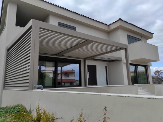 Pérgola bioclimática de última generación CospiBio en color arena, ¡perfectamente armonizada con los colores de la casa!