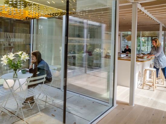 la cocina se sienta adyacente a uno de los patios abrigados