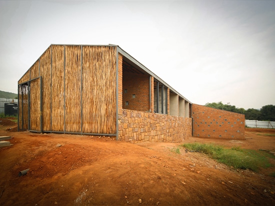 las casas se han previsto para conectar visualmente con las maneras más tradicionales de construcción en el área