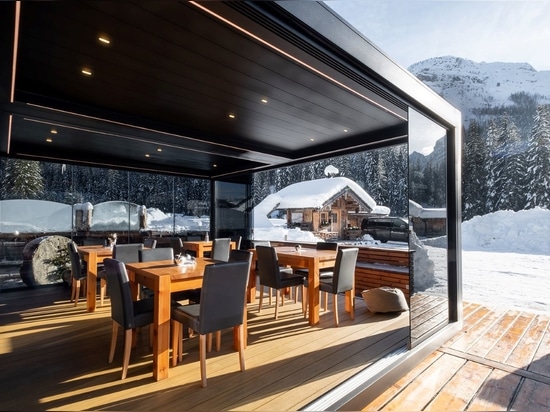 Para Mondschein Restaurant, una pérgola de Brera sobre la nieve en los Dolomitas