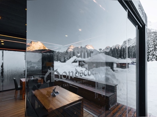 Para Mondschein Restaurant, una pérgola de Brera sobre la nieve en los Dolomitas