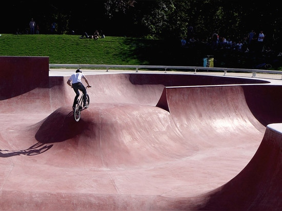 Los arquitectos arreglan el skatepark francés alrededor de un tazón de fuente marrón irregular