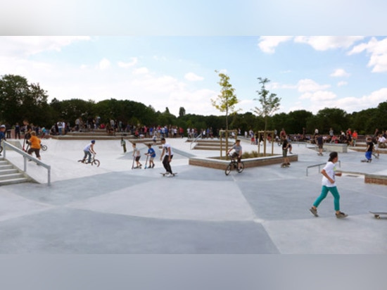 Los arquitectos arreglan el skatepark francés alrededor de un tazón de fuente marrón irregular