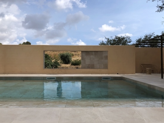 Una piscina en el paisaje.