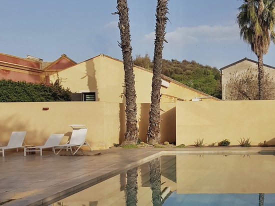 Una piscina en el paisaje.