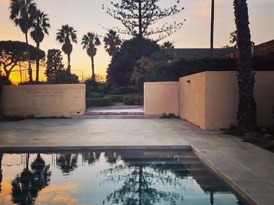 Una piscina en el paisaje.