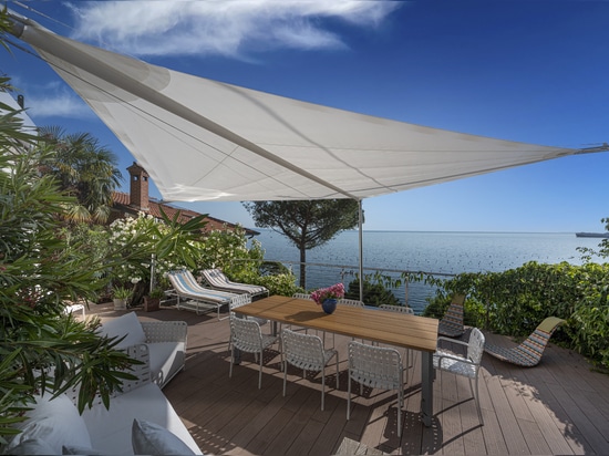 Ligereza y versatilidad de la vela KOLIBRIE de KE  para la terraza de una villa en Duino, en el Golfo de Trieste