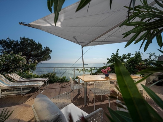 Ligereza y versatilidad de la vela KOLIBRIE de KE  para la terraza de una villa en Duino, en el Golfo de Trieste