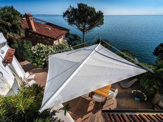 Ligereza y versatilidad de la vela KOLIBRIE de KE  para la terraza de una villa en Duino, en el Golfo de Trieste