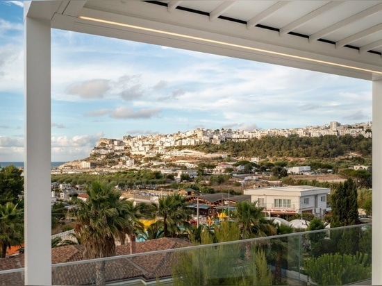 La mirada que se pierde en el horizonte: las pérgolas KE rediseñan la zona exterior del Hotel Valle Clavia, en el Gargano.