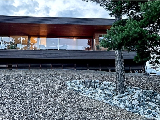 Se ha elegido un lugar pintoresco, una combinación clásica de naturaleza escandinava y construcción de viviendas modernas.