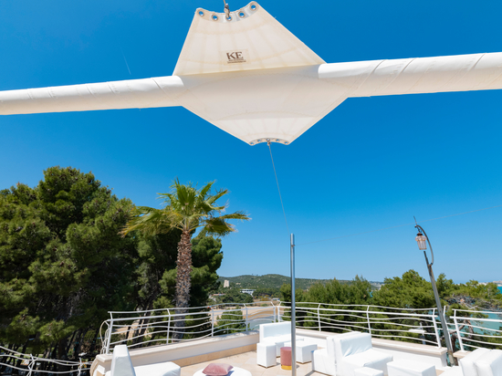 Las velas KE realzan la mágica alquimia entre tierra y mar en el proyecto hecho a medida de la nueva terraza panorámica de un resort en el Gargano