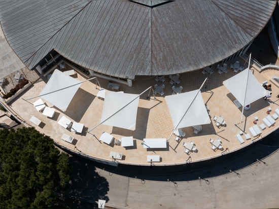 Las velas KE realzan la mágica alquimia entre tierra y mar en el proyecto hecho a medida de la nueva terraza panorámica de un resort en el Gargano