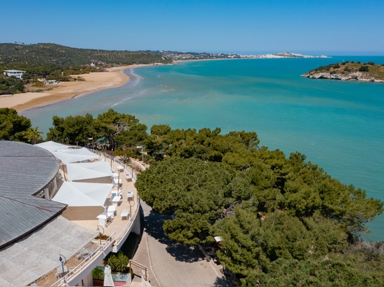 Las velas KE realzan la mágica alquimia entre tierra y mar en el proyecto hecho a medida de la nueva terraza panorámica de un resort en el Gargano