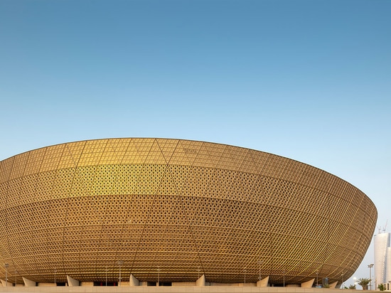 El estadio de Lusail, obra de Foster + Partners, evoca "una nave dorada y bruñida" en Qatar