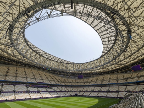 El estadio de Lusail, obra de Foster + Partners, evoca "una nave dorada y bruñida" en Qatar