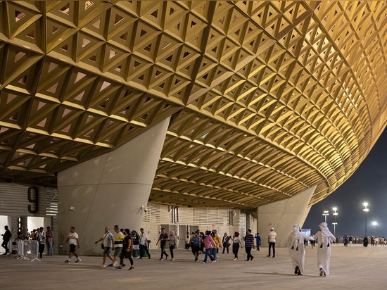 El estadio de Lusail, obra de Foster + Partners, evoca "una nave dorada y bruñida" en Qatar