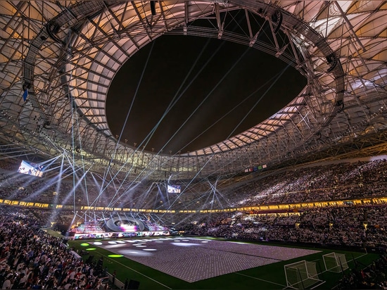 El estadio de Lusail, obra de Foster + Partners, evoca "una nave dorada y bruñida" en Qatar