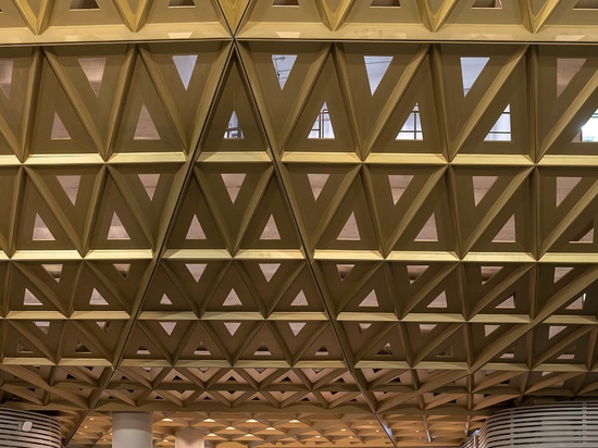 El estadio de Lusail, obra de Foster + Partners, evoca "una nave dorada y bruñida" en Qatar