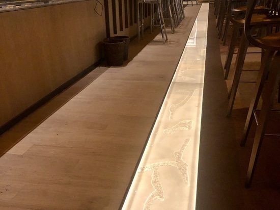 Instalación de baldosas luminosas en el restaurante del hotel Brach Paris.