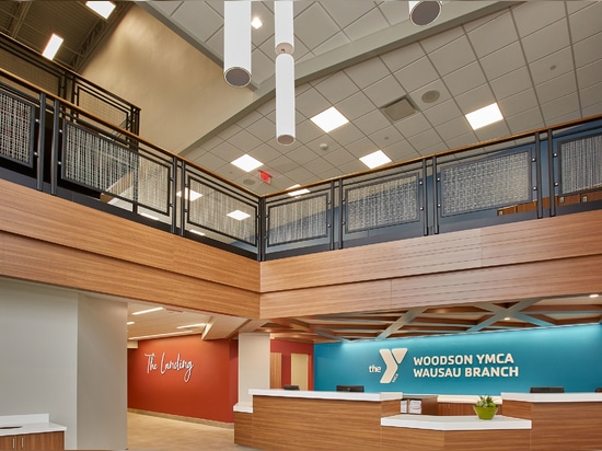 El Woodson YMCA de Wausau, Wisconsin, utiliza la malla metálica tejida SJD-2 de Banker Wire en acero inoxidable y U-Edge como paneles de relleno de las barandillas.