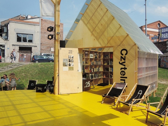 la biblioteca social con el sitio de lectura al aire libre