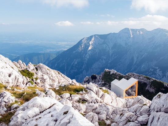 Los caminantes de la montaña consiguen un nuevo abrigo alpestre para mantener caliente adentro