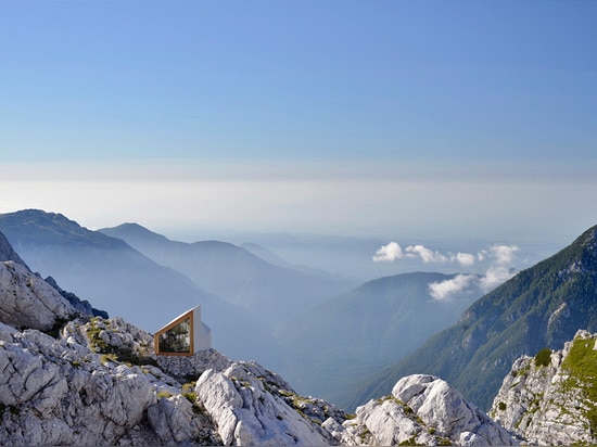 Los caminantes de la montaña consiguen un nuevo abrigo alpestre para mantener caliente adentro